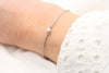 graues Makramee Armband mit einer Perle 925 Silber und Schiebeknoten Verschluss zum verstellen am Handgelenk getragen