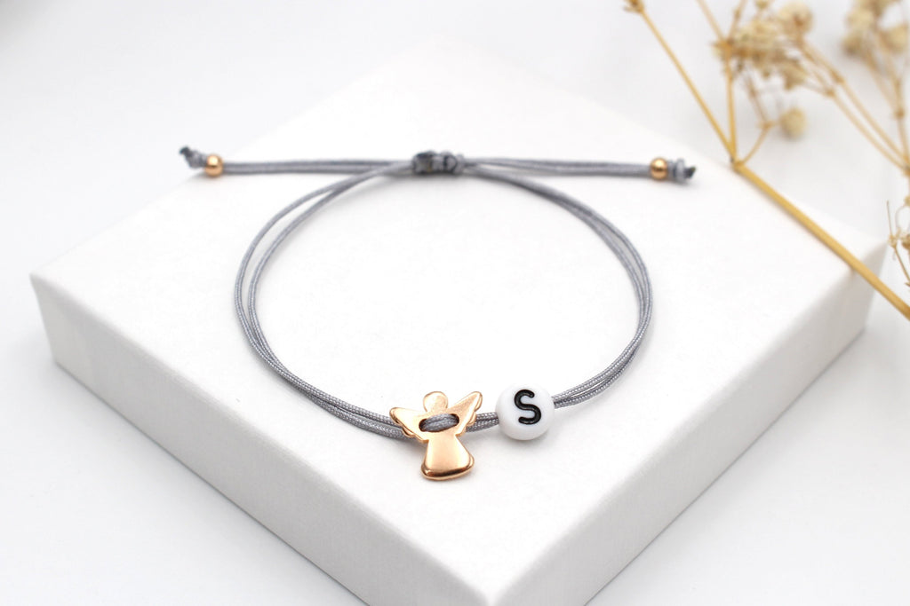 graues Schutzengel Armband mit Buchstabe personalisiert für Damen mit Engel in rosegold