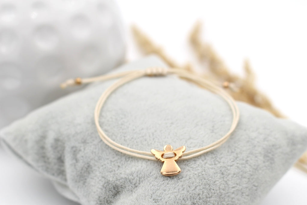 beiges Makramee Armband mit Schutzengel rosegold als kleiner Glücksbringer und Geschenkidee Engelchen für Mädchen oder Kinder