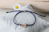 blaues Anker Armband aus Makramee mit rosegoldfarbenem Anker und Kugel Verschluss