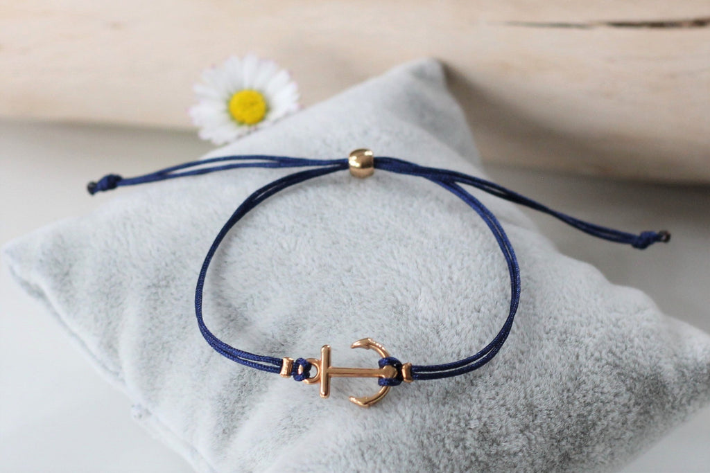 blaues Anker Armband aus Makramee mit rosegoldfarbenem Anker und Kugel Verschluss