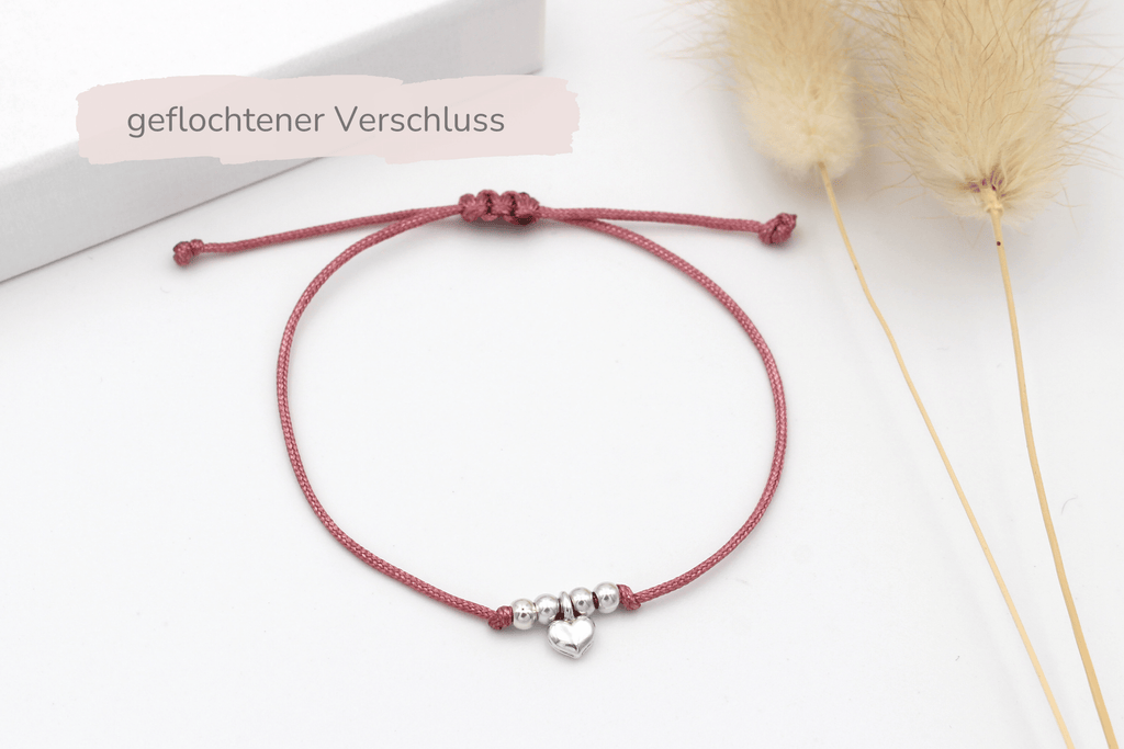 aubergine Red farbenes Armband Herz Anhänger und Perlen silber mit geflochtener Verschluss Technik