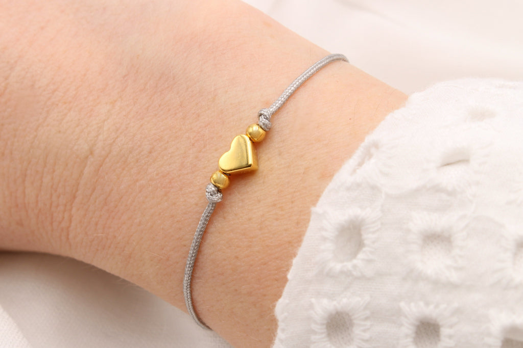 Schiebeknoten Armband in hell grau mit Herz und Perlen gold
