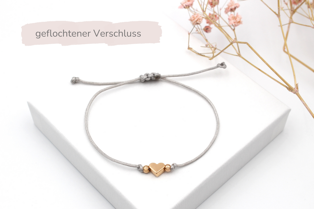 graues Makramee Armband mit rosegoldenem Herz und 2 Perlen und geflochtenem Makramee Verschluss