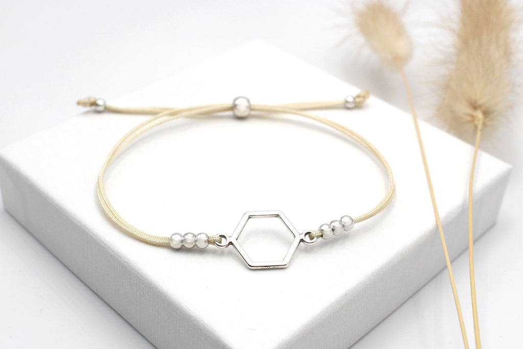 beiges Hexagon Armband in silberfarben mit 6 kleinen Perlen und Kugel Verschluss zum verstellen