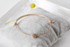 zartes Blumenarmband für Mädchen aus Leder in rosenholz und rosegoldfarbener Blume in der Mitte