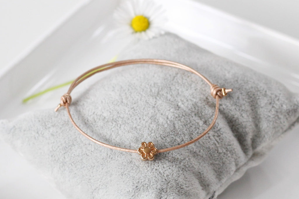 zartes Blumenarmband für Mädchen aus Leder in rosenholz und rosegoldfarbener Blume in der Mitte