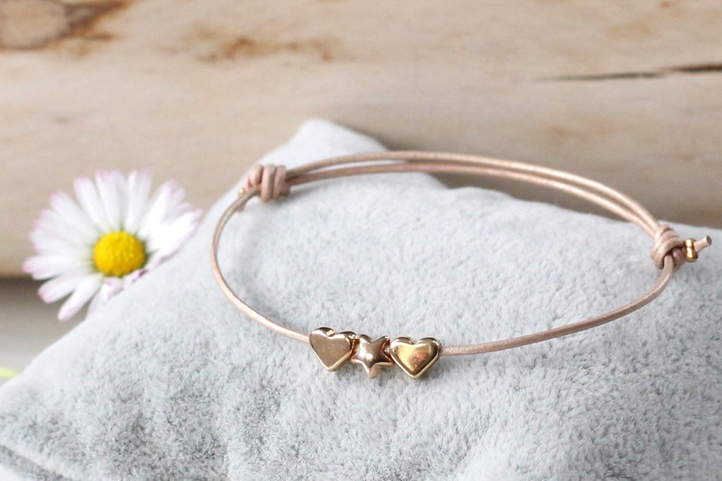 Lederarmband für Frauen mit 2 Herzen und Stern in rosegoldfarben und Schiebe Schließe