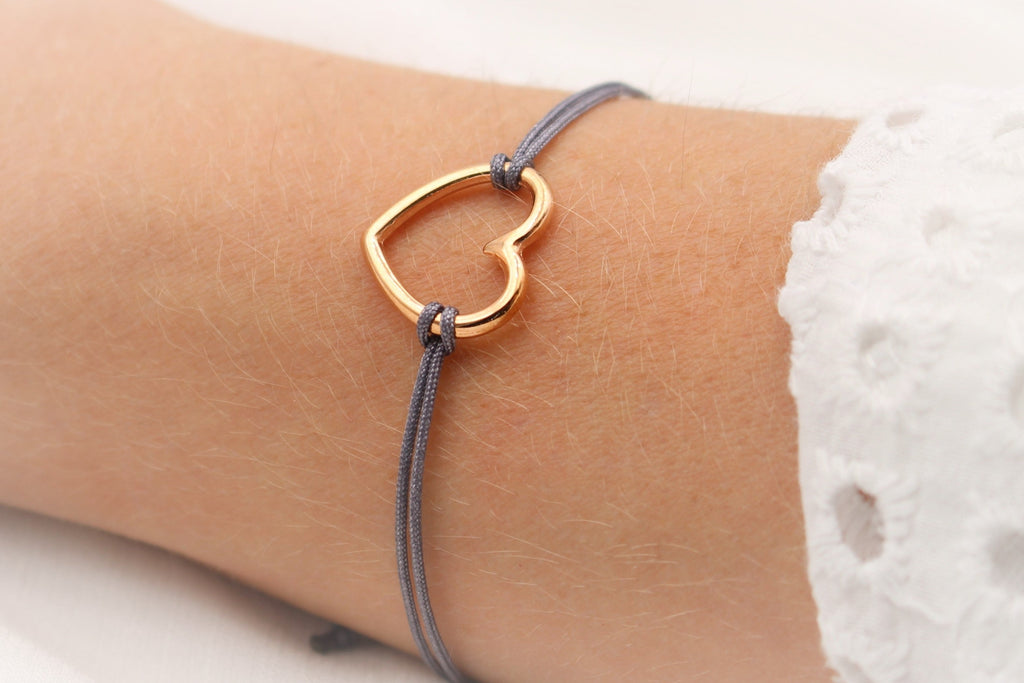 Armband leeres Herz in grau und rosegold als Freundschaftsarmband am Handgelenk getragen 