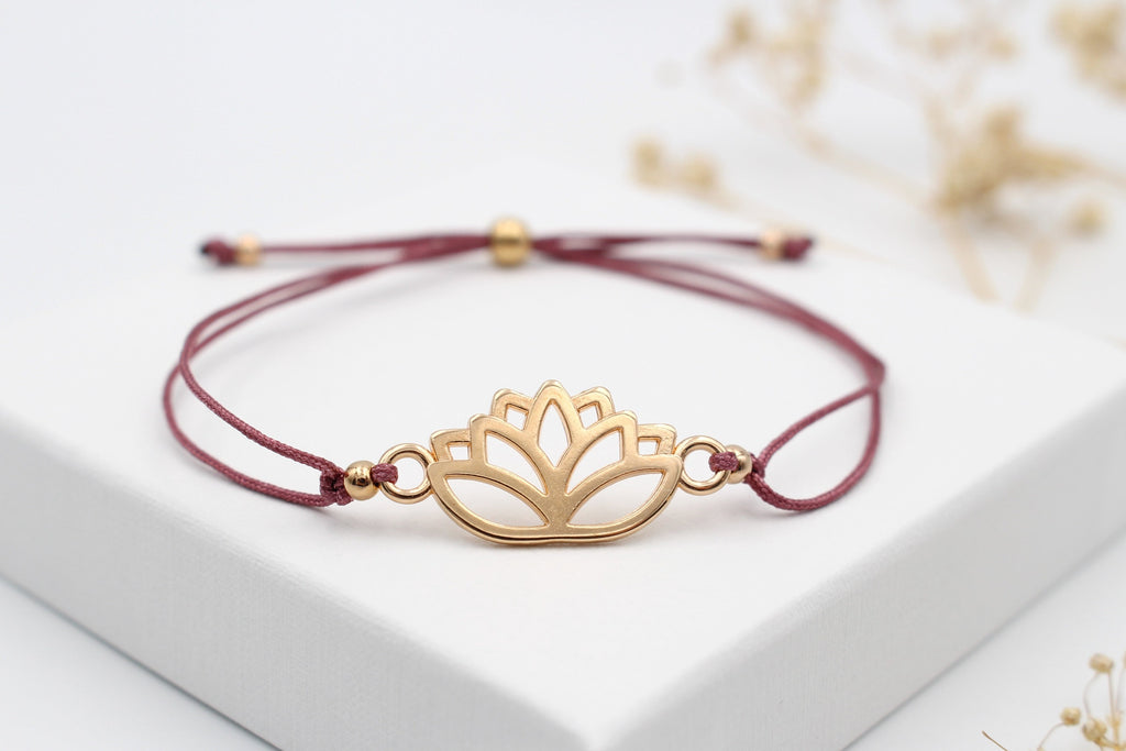 aubergine red farbenes Lotus Armband rosegold mit kugelförmigen Makramee Verschluss zum verstellen