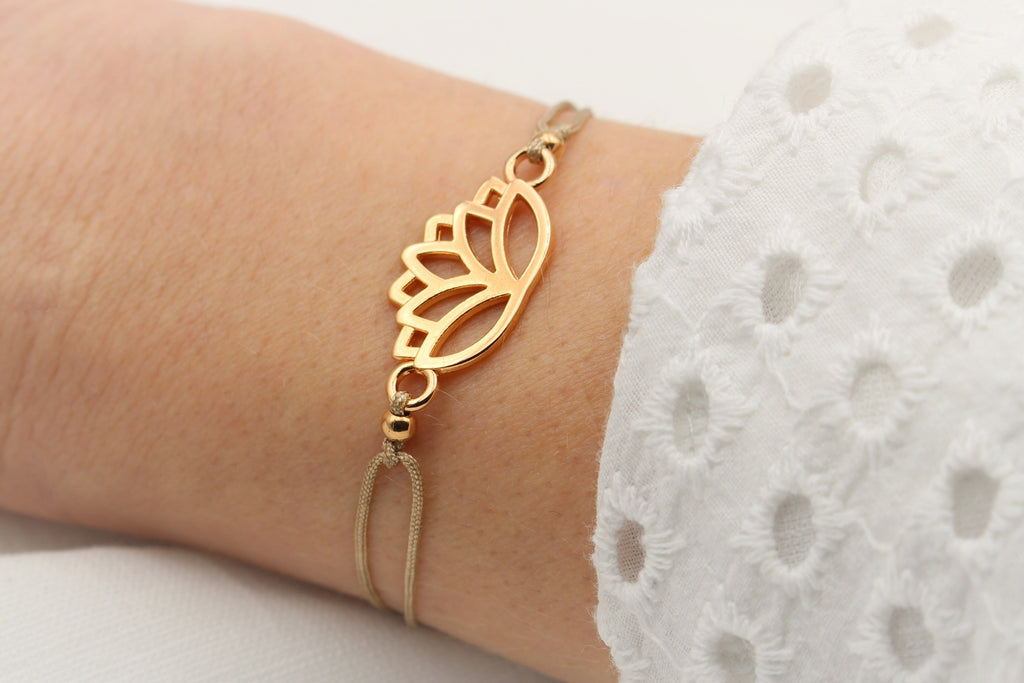 beiges Makramee Armband mit Lotusblüte in rosegold am Handgelenk getragen