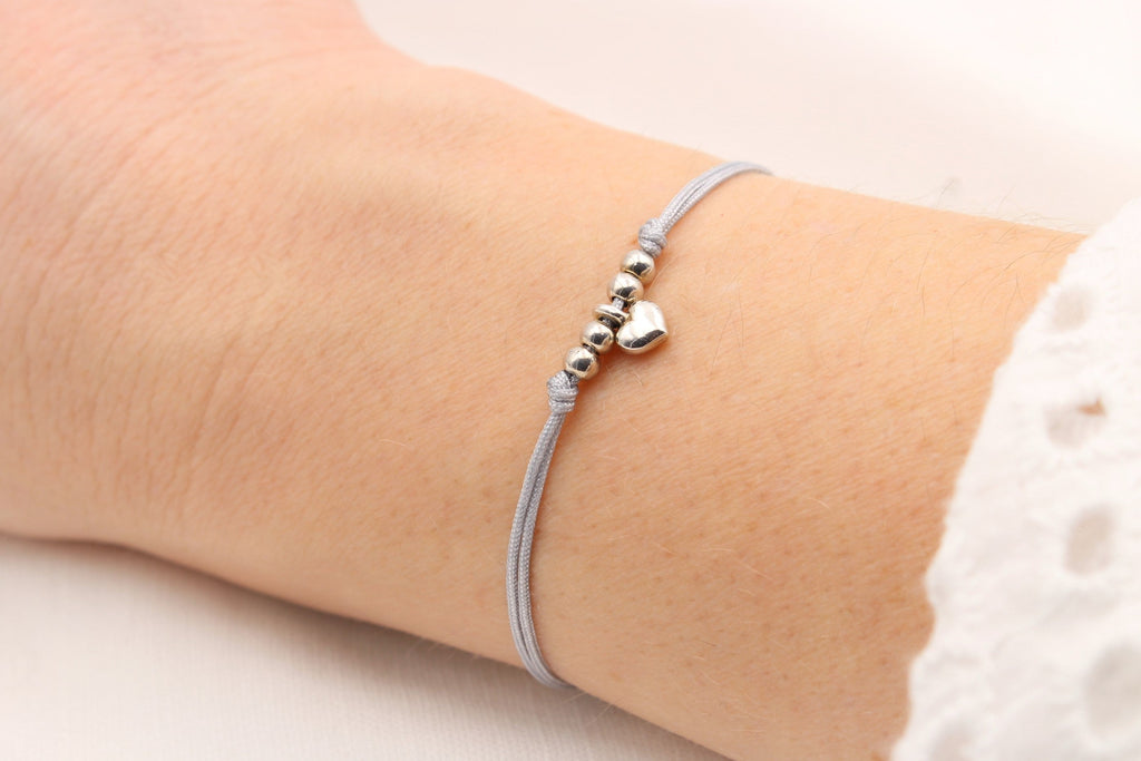 graues Makramee Armband Herz Anhänger und Perlen in silberfarben und Größen verstellbarem Verschluss