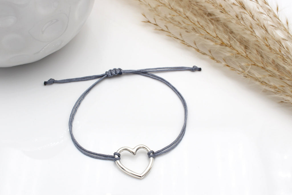 graues Makramee Armband leeres Herz in silber als kleine Geschenkidee zu Muttertag