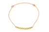 Schiebeknoten Armband mit 10 goldenen Perlen aus 925 Silber auf weißem Hintergrund