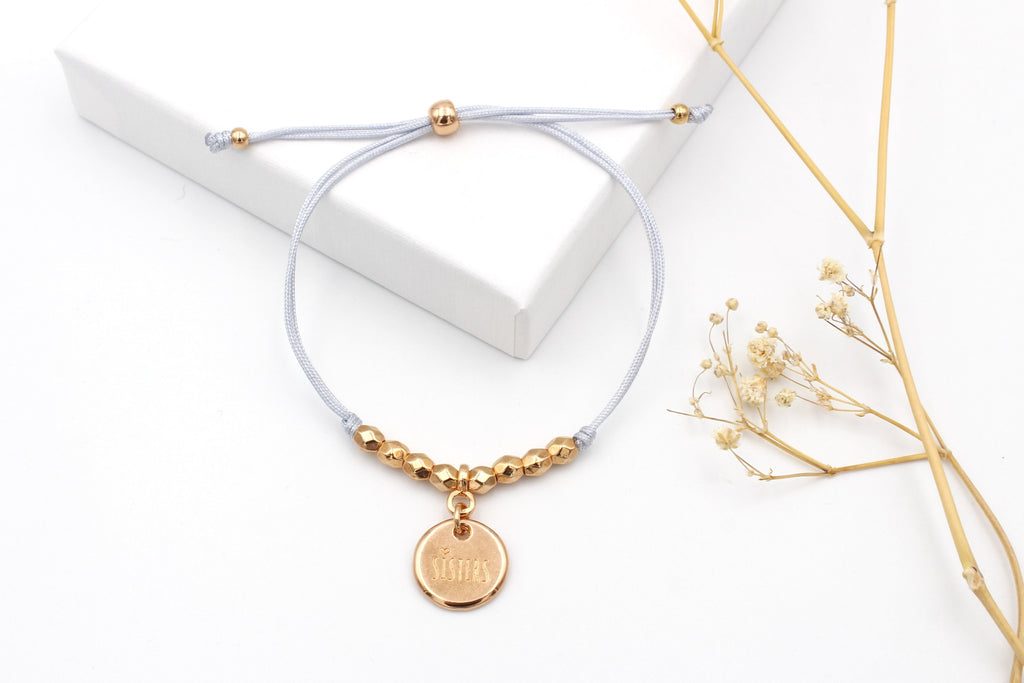 Schwestern Armband rosegold und hellgrauem Makramee Band sowie einem Kugel Verschluss zum verstellen und anziehen