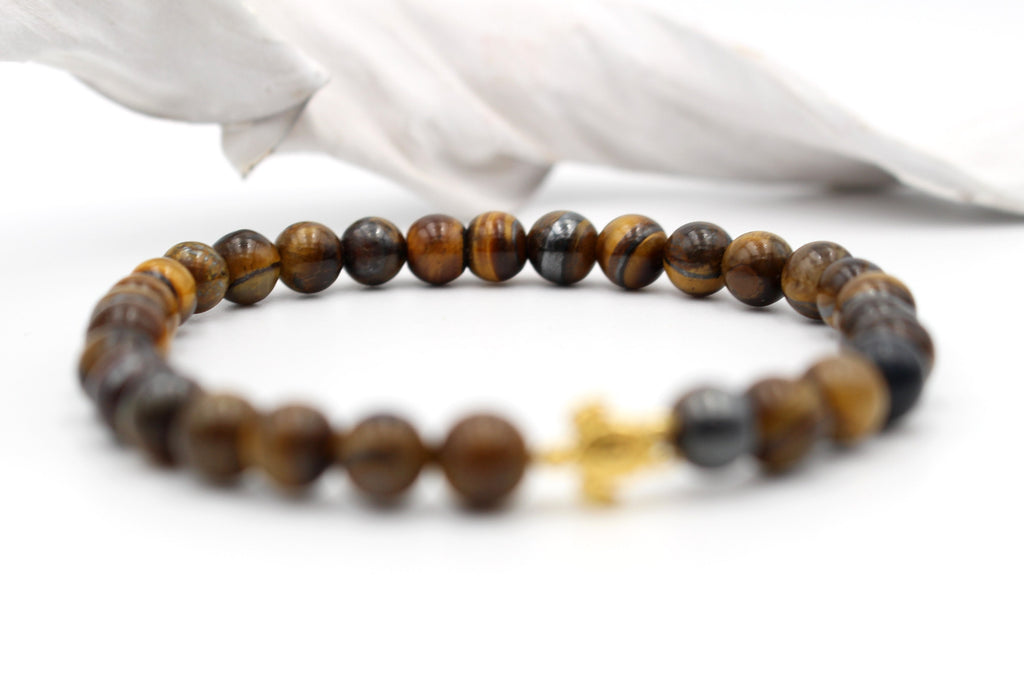 Details der 6mm Tigeraugen Perlen als Armband für den Mann