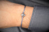 Totenkopf Armband Skull in silber mit grau am Handgelenk getragen