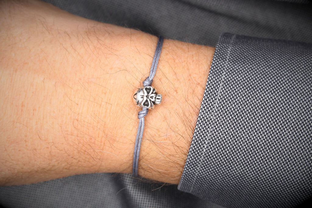 Totenkopf Armband Skull in silber mit grau am Handgelenk getragen