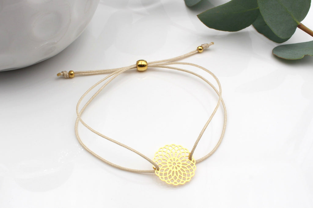 beiges Armband mit goldfarbener Wunderblume und verstellbarem Verschluss