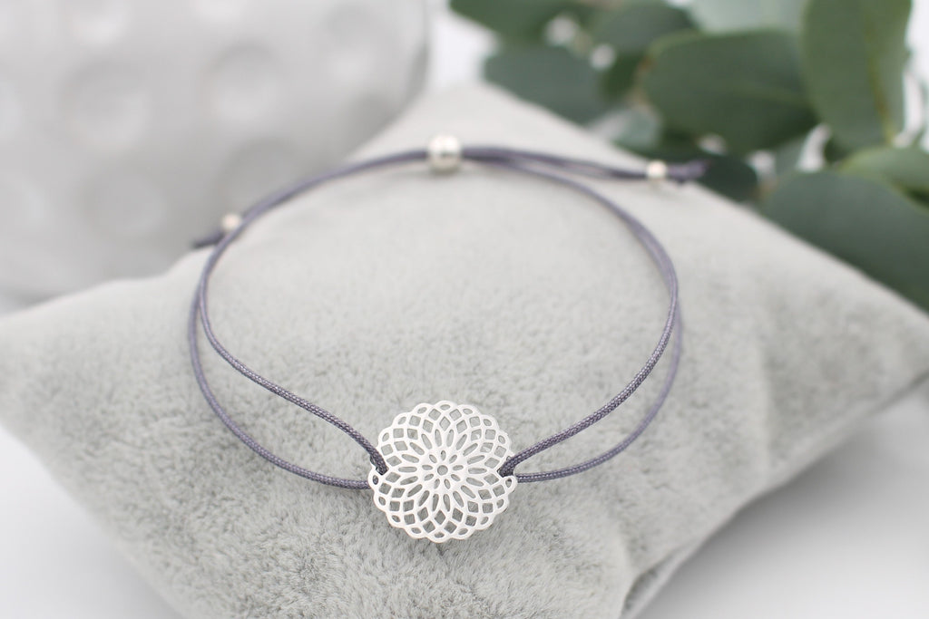graues Armband Makramee mit Lebensblume in silberfarben und kugelförmigen Verschluss