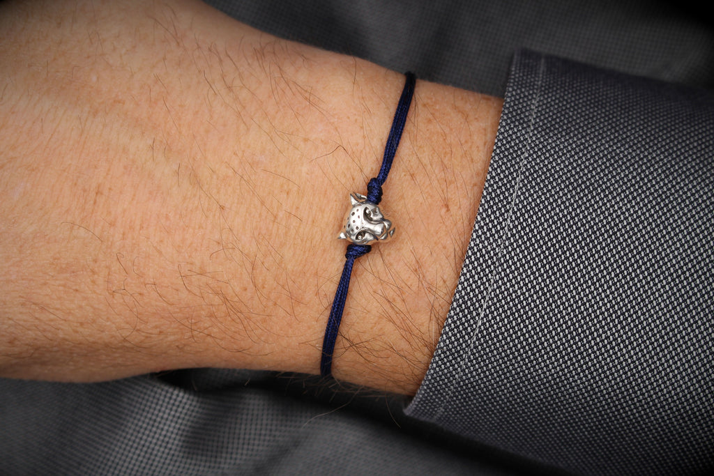 Leoparden Armband aus schwarzem Makramee am Männer Handgelenk getragen