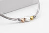 Details 3 Herzen 925 Silber, Rosé vergoldet und vergoldet am grauem Makrameeband des Mutter Tochter Armbands