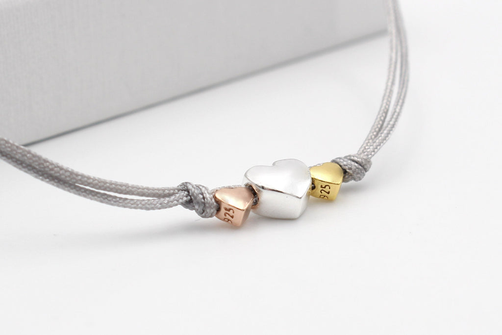 Details 3 Herzen 925 Silber, Rosé vergoldet und vergoldet am grauem Makrameeband des Mutter Tochter Armbands