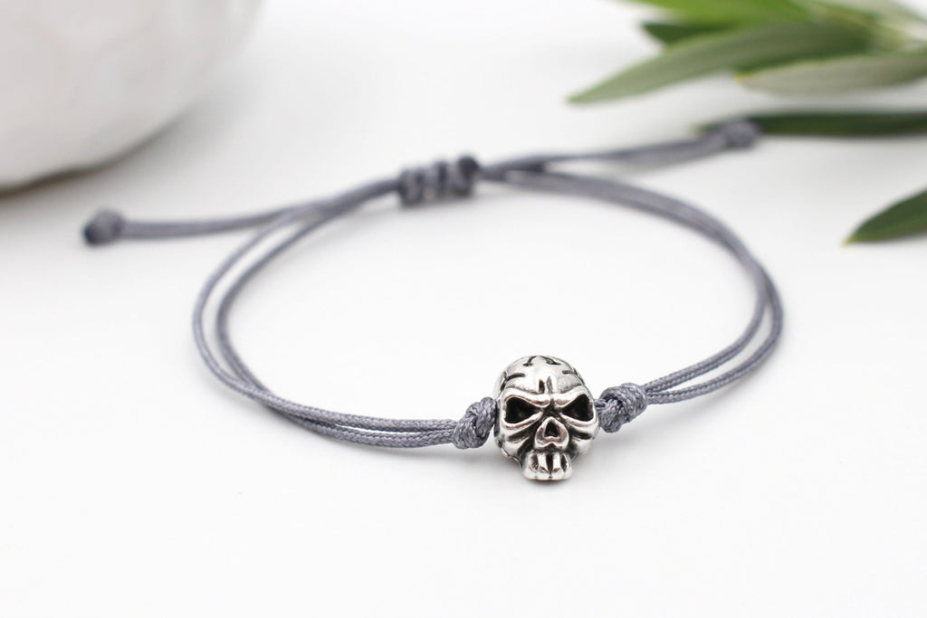 Totenkopf Armband Herren in grau mit silber