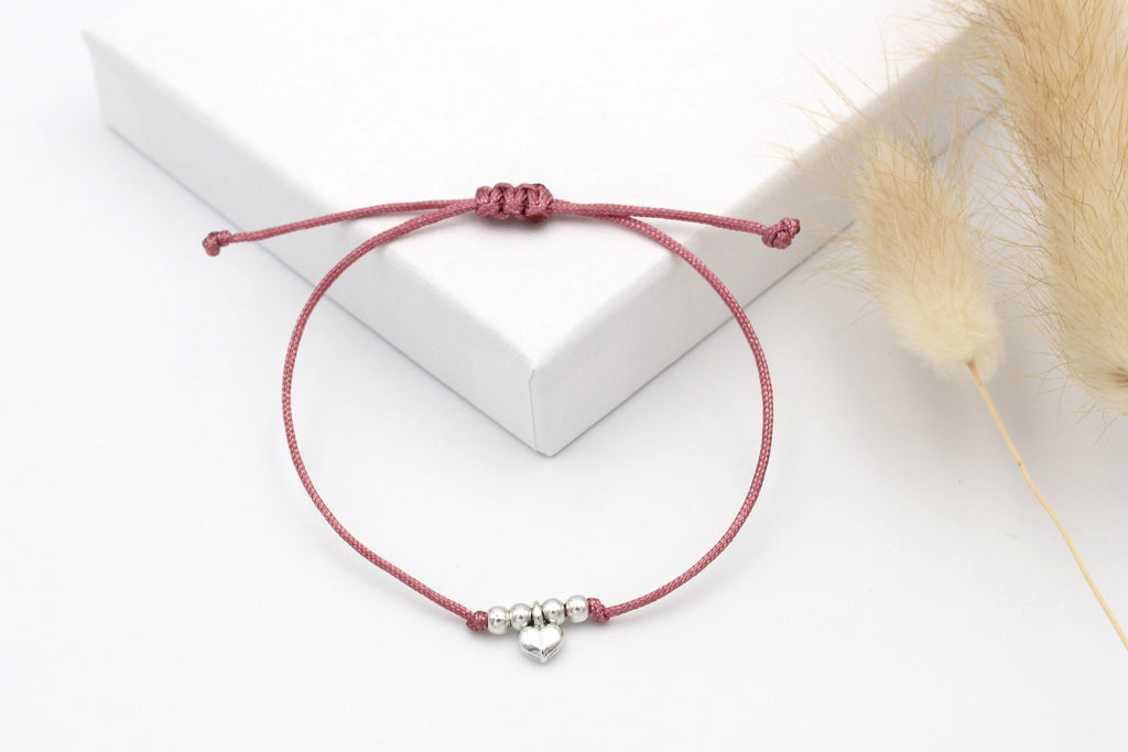 zartes Armband Makramee in beerentönen mit Herz Anhänger und Perlen silber