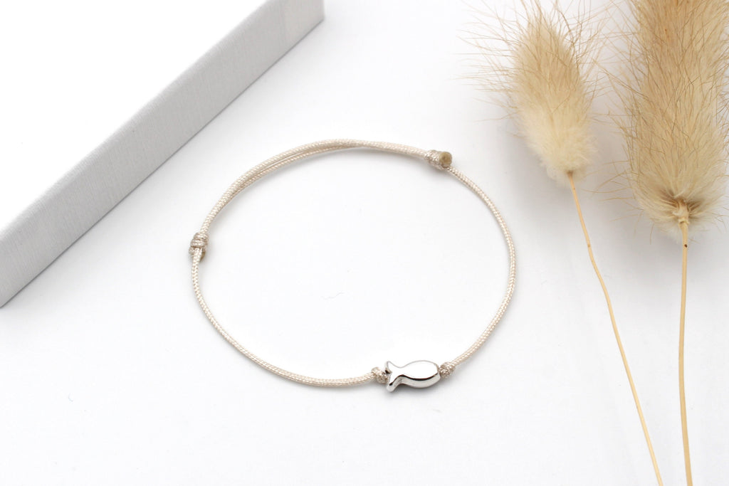 Makramee Armband ivory beige mit Fisch Symbol und Schiebeknoten Verschluss zur Größenanpassung