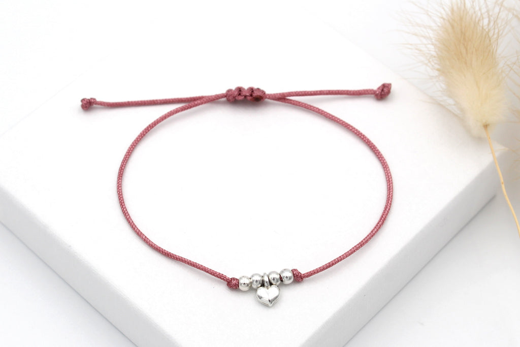 zartes Armband in altrosa mit Herz Anhänger und Perlen silber sowie einem geflochtenem Verschluss zur Größenanpassung