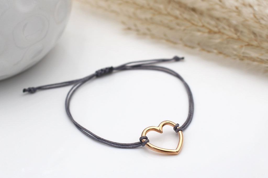 graues Armband Makramee mit offenem Herz in rosegold und geflochtenem Makramee Verschluss zur Größeneinstellung