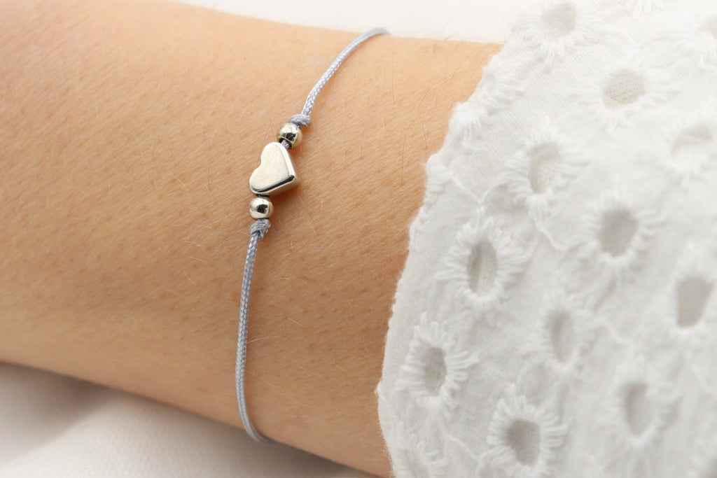 silberfarbenes Makramee Armband mit Herz und Perlen