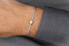 graues Herren Buddha Armband Makramee am Handgelenk
