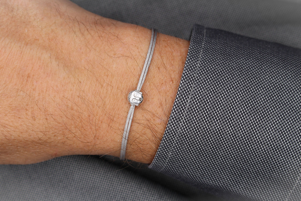 graues Herren Buddha Armband Makramee am Handgelenk