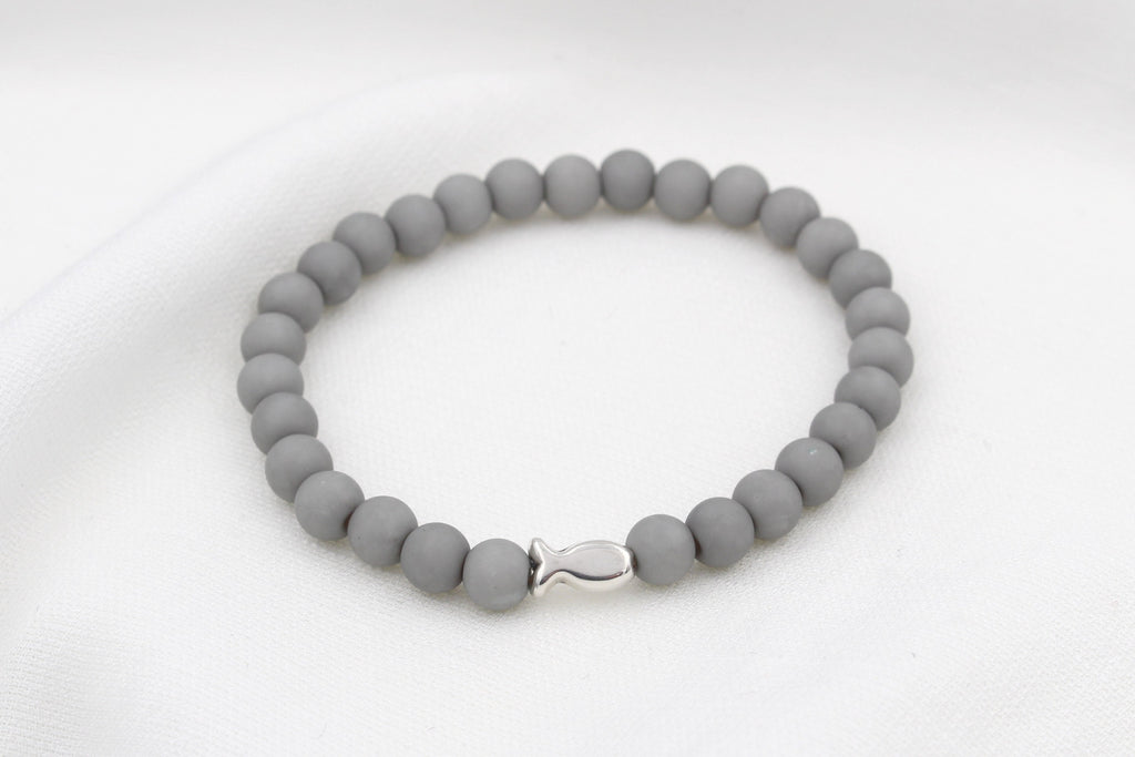 graues Perlenarmband Kommunion mit Fisch in silber als Geschenkidee für Jungen und Mädchen zur ersten heiligen Kommunion