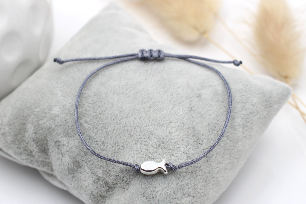 graues Makramee Armband mit silbernem Ichthys Fisch als Symbol und einem geflochtenen Makramee Verschluss