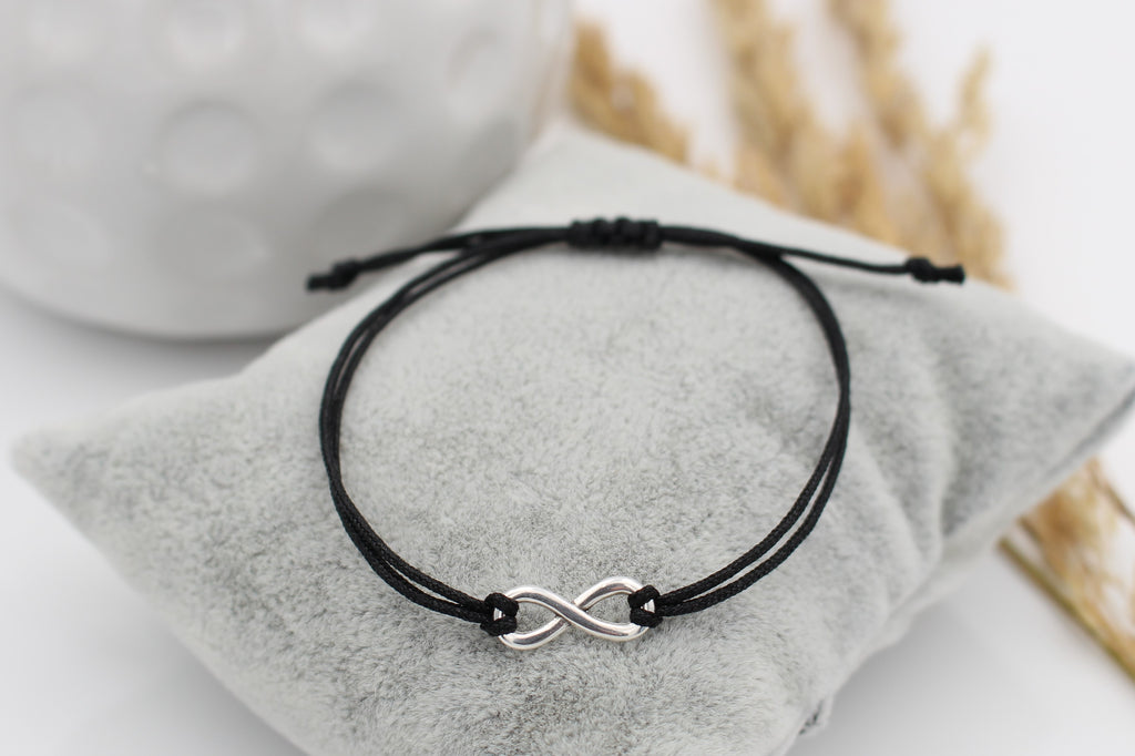 Infinity Armband aus Makramee mit silbernem Unendlichkeitssymbol