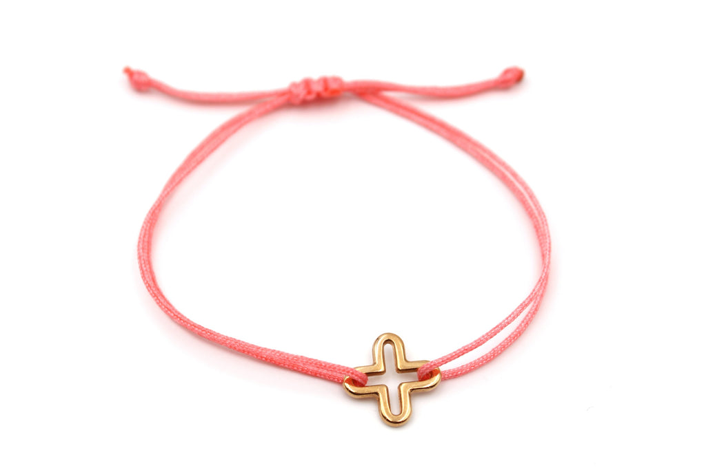 Kreuz Armband auf weißem Hintergrund mit geflochtenem Makramee Verschluss verstellbar