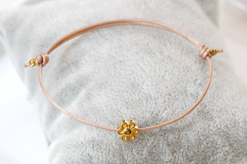 rosenholzfarbenes Lederarmband mit kleiner Blume in goldfarben und Schiebeknoten Verschluss zum verstellen