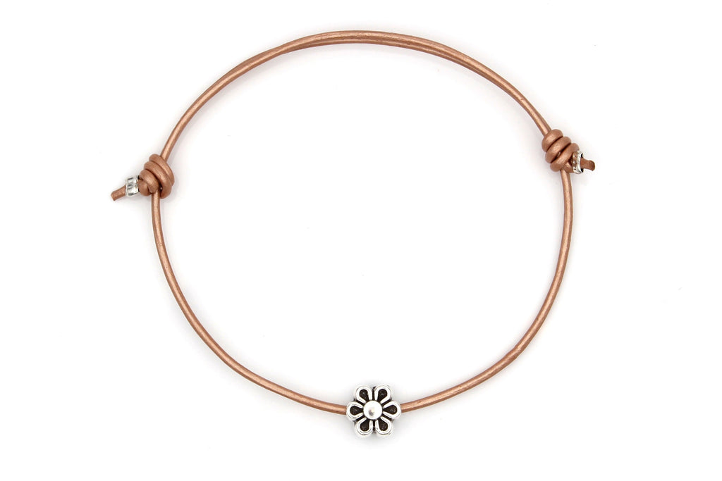 Freundschaftsarmband aus Leder mit Blume in silber