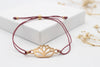 Armband Makramee aubergine red mit rosegoldfarbener Lotus Blüte und Kugelverschluss zum anpassen an Handgelenk