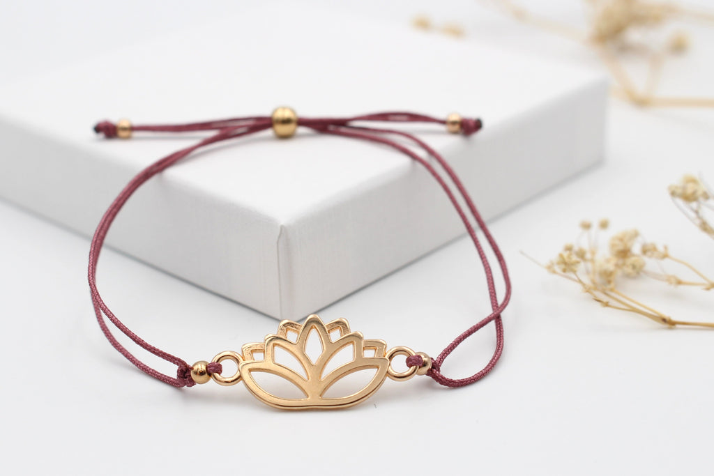 Armband Makramee aubergine red mit rosegoldfarbener Lotus Blüte und Kugelverschluss zum anpassen an Handgelenk