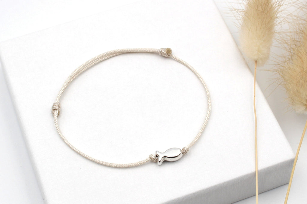 Armband Fisch in Ivory Creme und Schiebeknoten als Verschluss