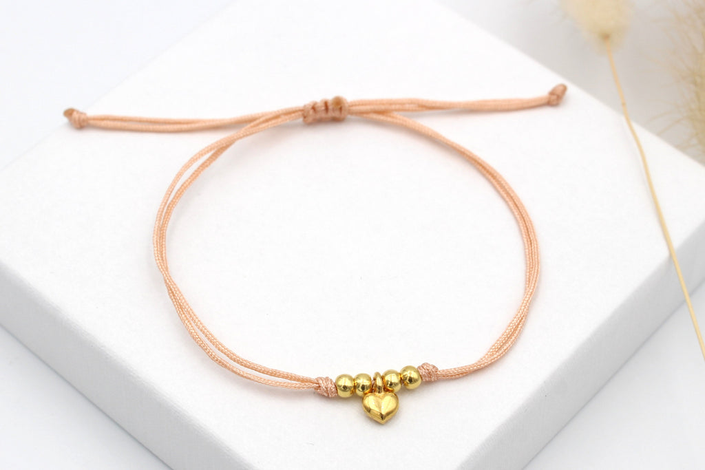 Pfirsich farbenes Armband Makramee mit Herz Anhänger und Perlen gold  und Verschluss zum einfachen verstellen
