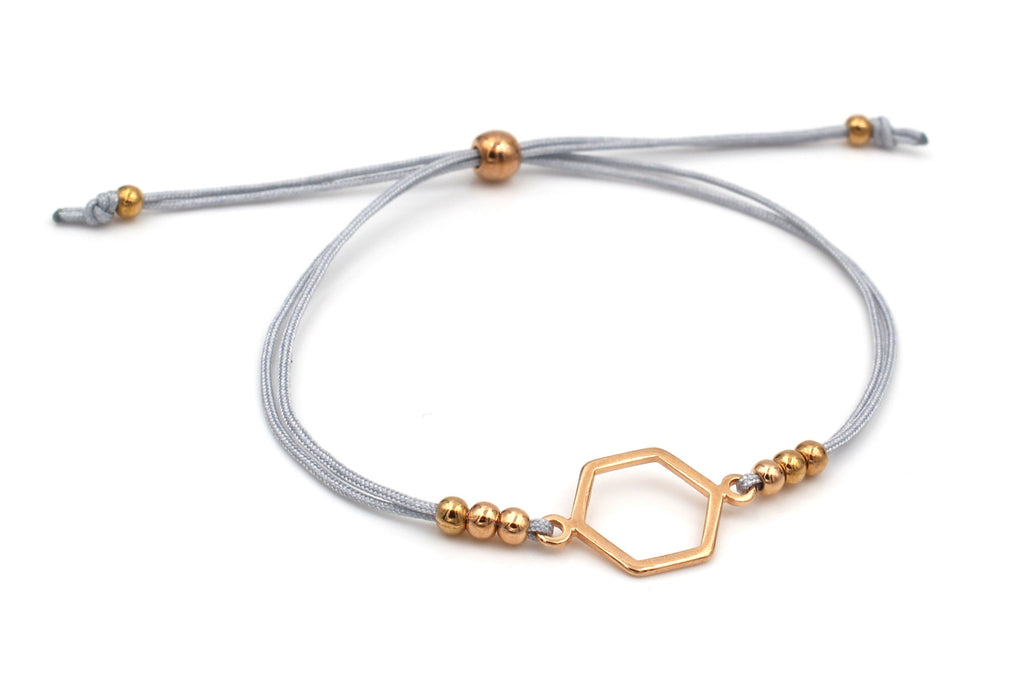 Graues Makramee Armband mit Hexagon Symbol und kleinen Perlen in rosegold