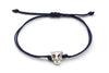 Armband mit Leoparden Kopf und schwarzem Makrameeband  auf weißem Hintergrund