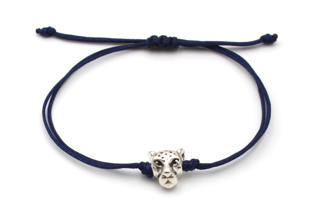 Armband mit Leoparden Kopf und schwarzem Makrameeband  auf weißem Hintergrund