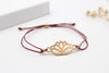 Lotusblüten Armband in rosegold mit brombeere farbenem Band und Kugelverschluss