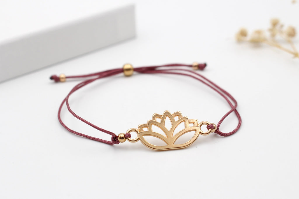 Lotusblüten Armband in rosegold mit brombeere farbenem Band und Kugelverschluss